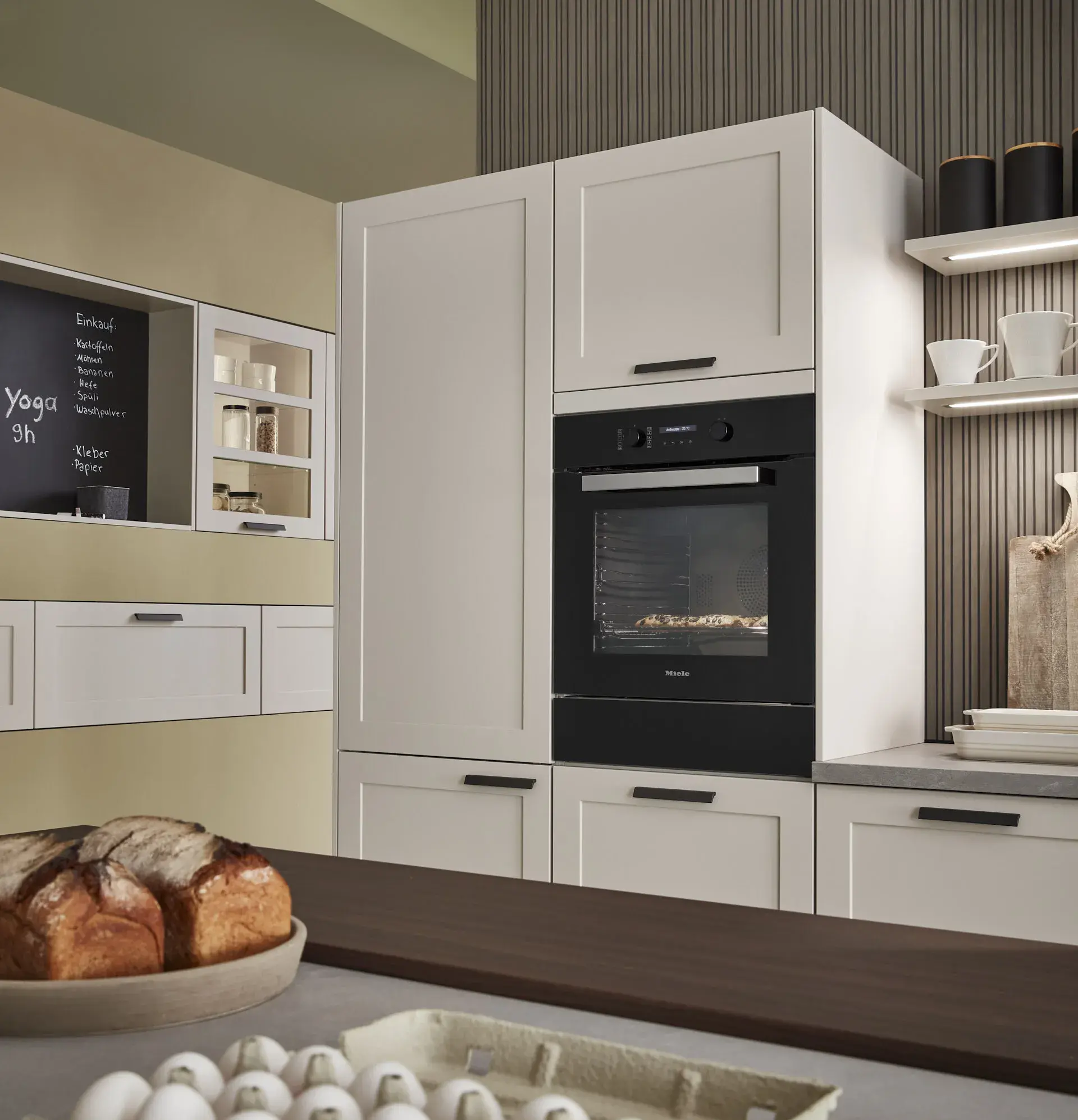 Miele Einbaubackofen, offene Regalelemente, beleuchteter Oberschrank, Matt, Schubladen