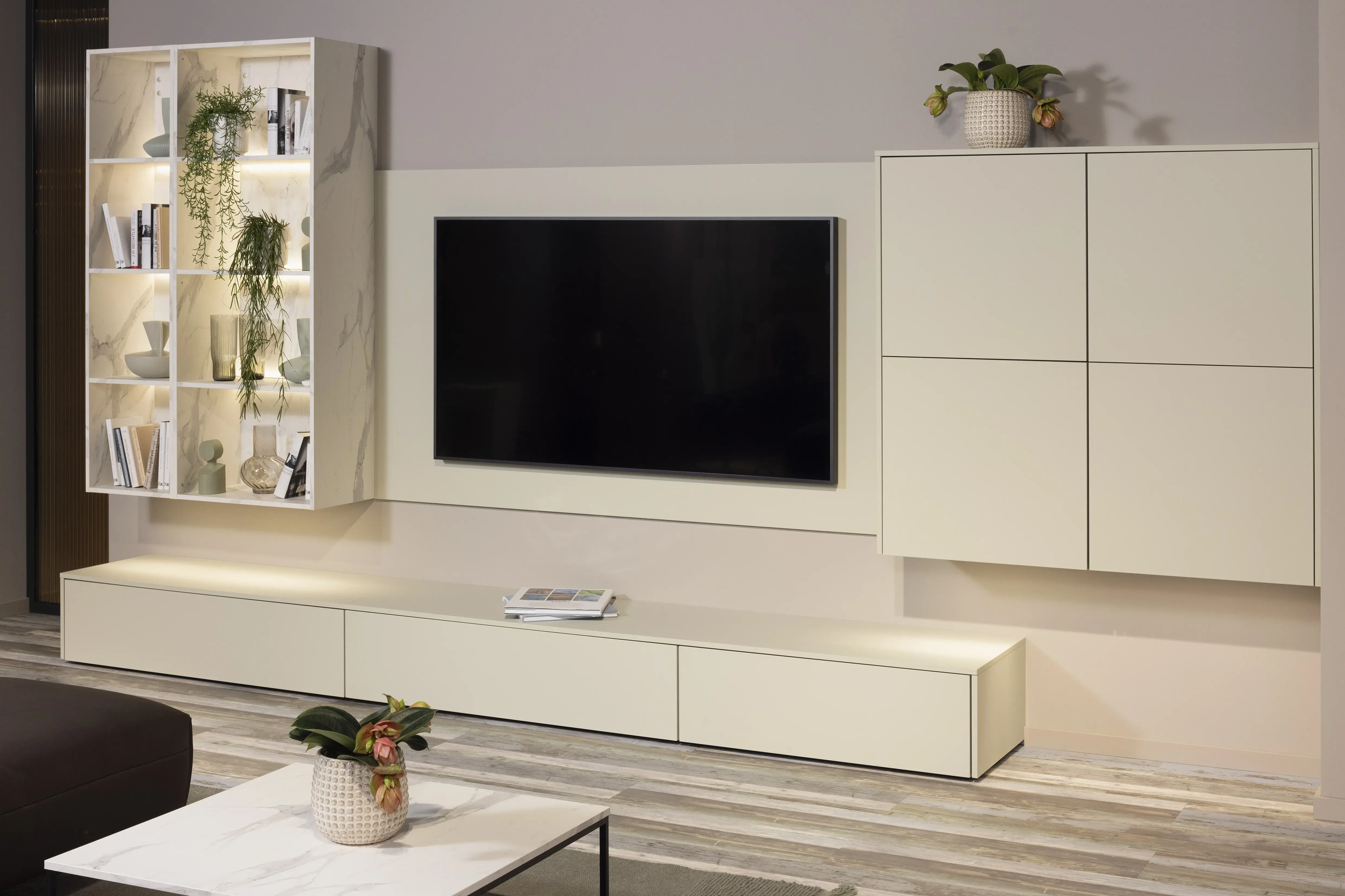 Korpus: 194 Schiefergrau Front:  496 Lack, Jade Premium matt Griff: Grifflos pto APL: 235 Marmor Venato Bianco NB  Features: Wohnzimmerlösung mit Lowboard Wandhängend, Couchtisch Nobilia, 