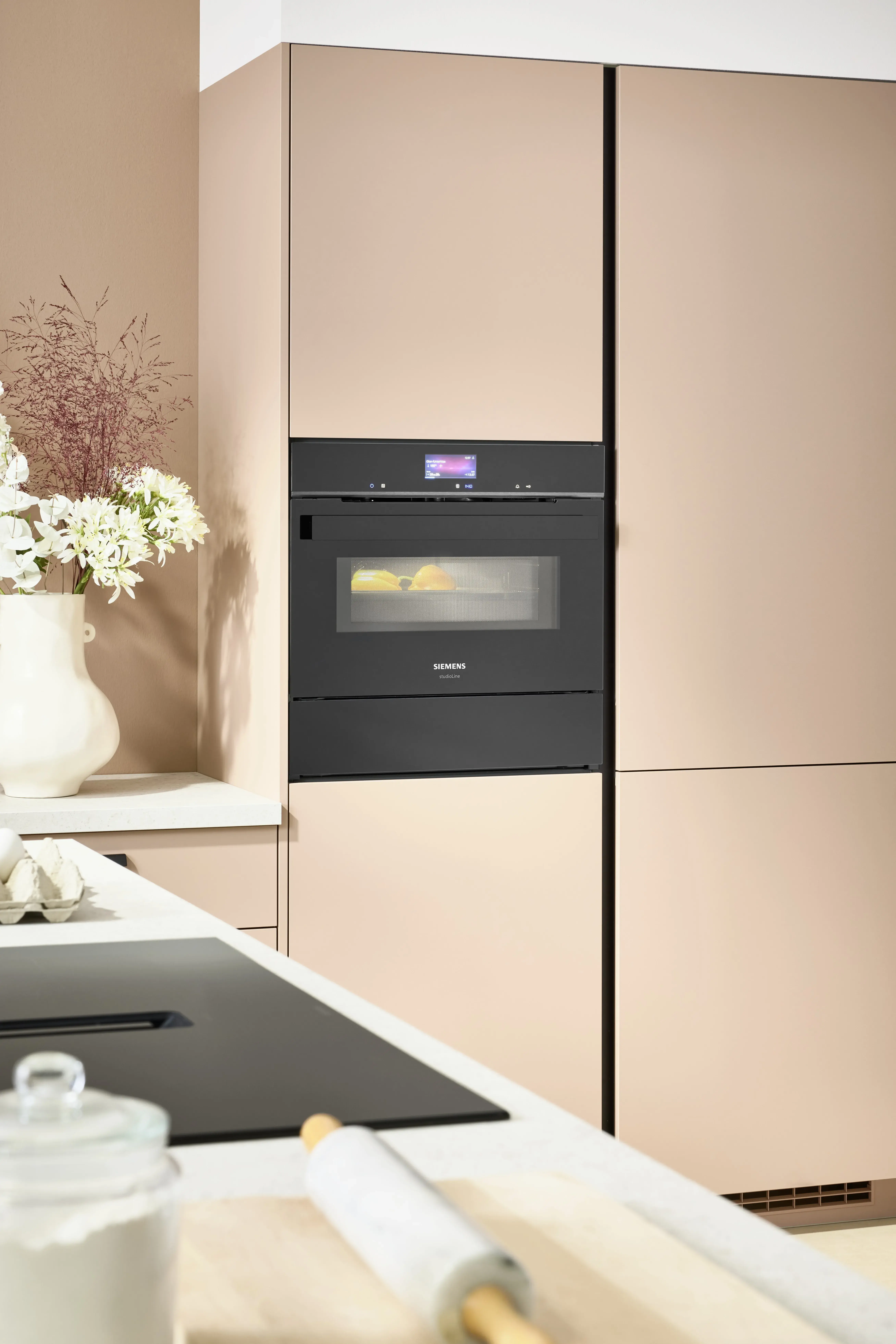 NOBILIA Koralle mit Siemens Geräten - Fokus auf Backofen, Einbaugeräte, Touchbedienung